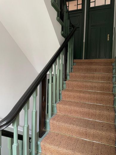 Kernsanierter Altbau mit Aufzug im 3. OG: 2 Zimmer, Designküche & Einbauschränke & Vorhänge nach Maß – Foto 4