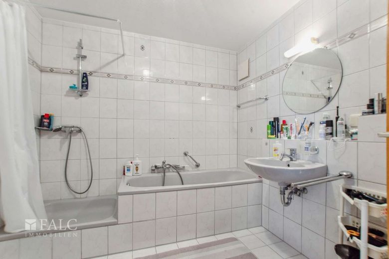 Bad mit Badewanne und Dusche