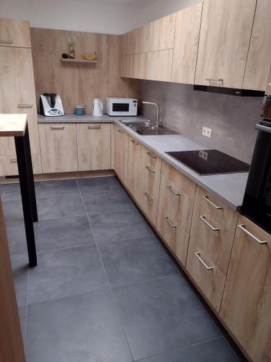 Familienfreundlicher Bungalow mit modernisiertem Wohnbereich und viel Platz im Untergeschoss – Küche