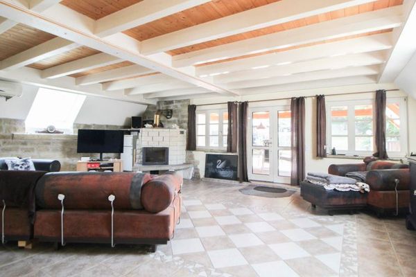 Habiter en lisière de forêt – Maison individuelle bien entretenue avec grand jardin, terrasses, étang et carport