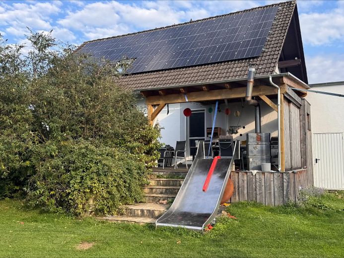 Commission-free: Well-maintained family home with 24 kWp PV system, storage, pool & large plot – Garten 