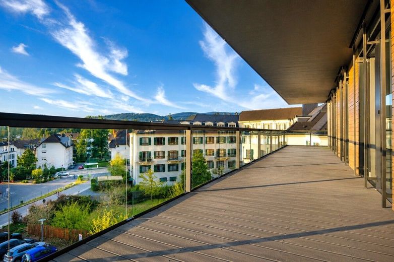 Praxis- oder Bürofläche mit Penthouse-Feeling im modernen Ärztehaus – Umlaufende Balkonflächen