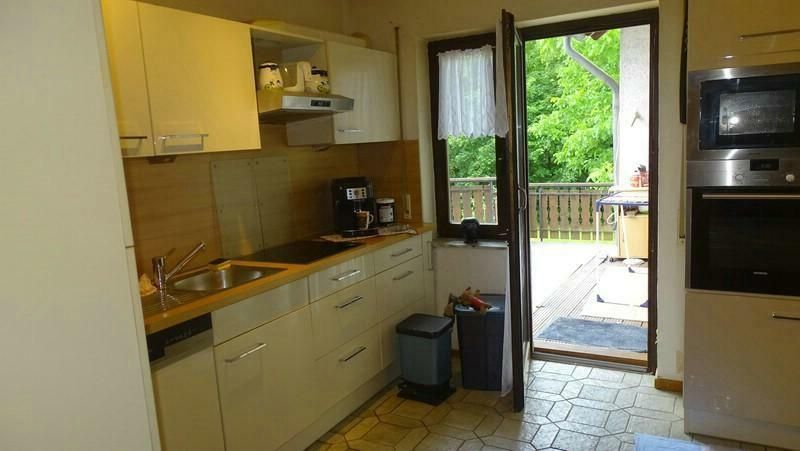 Großes Einfamilienhaus in ruhiger, gepflegter Wohnlage, mit schönem Garten und großem Balkon – Küche mit Tür zur Terasse