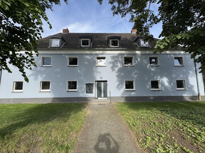 Renovierte 3,5 Zimmer EG Wohnung mit Garten – Frontansicht
