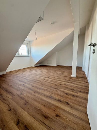 Standard nowego budownictwa! Jasne 3,5-pokojowe mieszkanie na poddaszu z balkonem, klimatyzacją i widokiem na zamek. – Schlafzimmer