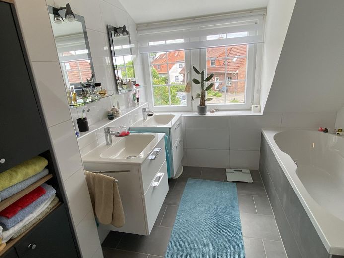 Freistehendes, individuelles  Architektenhaus mit separat gelegener Einliegerwohnung – Badezimmer 2