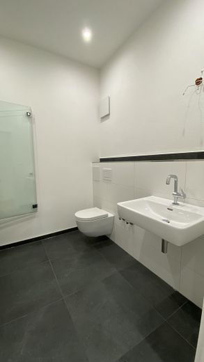 3-Zimmer Wohnung in Traumlage mit Küche und Terrasse – Bad