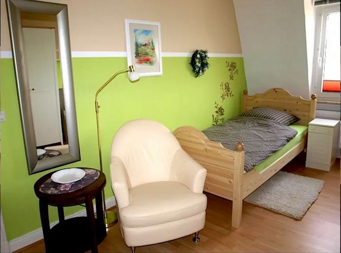Apartment mit Aussicht chic möbliert 35qm Elberfeld Nähe Rathaus, St. Josef, Bayer + Nordbahntrasse –  Wohn-/Schlafraum