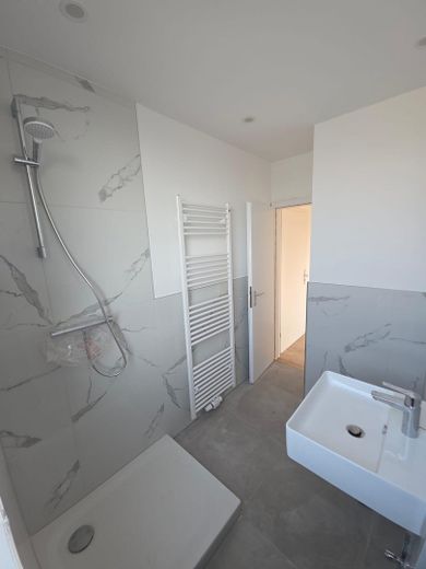 Hermoso ático de 2 habitaciones (tras la reforma) en Neckarsulm-Neuberg – Bad - Bild 1