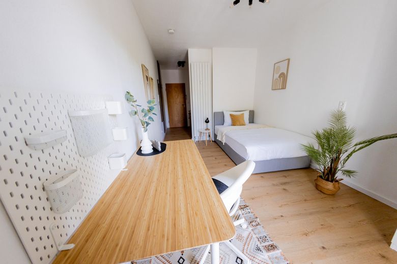 Bett mit Schreibtisch
