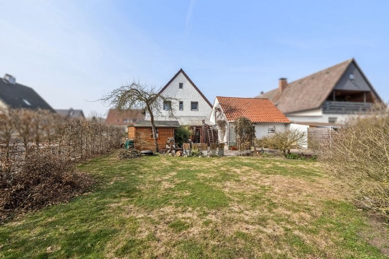 Provisionsfrei - Großes Einfamilienhaus mit Einliegerwohnung, Keller, Garage und großem Grundstück – Garten