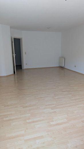 Sonnenverwöhnte 4-Zimmer Wohnung mit EBK am Waldrand von Dreieich-Dreieichenhain – Wohn-/Essbereich