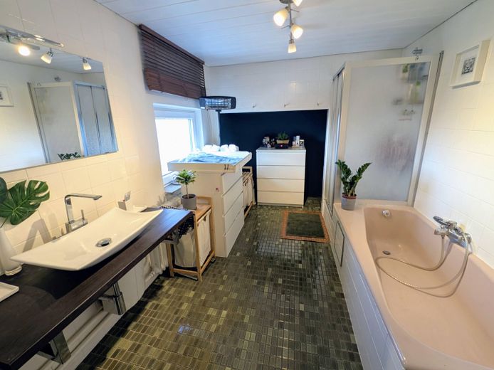 Charmante DHH mit Garten & Baugenehmigung zur Erweiterung (PRIVAT) – Badezimmer