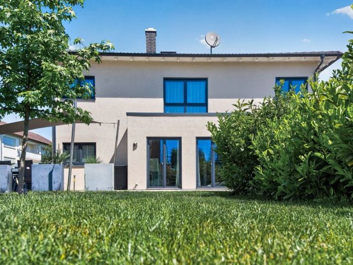 Moderna casa ad alta efficienza Bien-Zenker KfW 55 - Abitare con stile, comfort e futuro – Photo 1