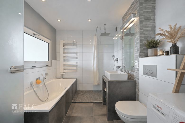 Attraktive Kapitalanlage: Modernes Wohnen mit Weitblick in Neuperlach – Badezimmer