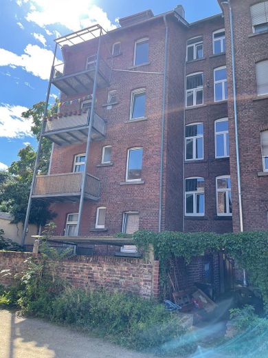 Gepflegter Altbau mit 5 Parteien, Dielen & 3 m Raumhöhe in Toplage mit Entwicklungspotential – Hausrückseite