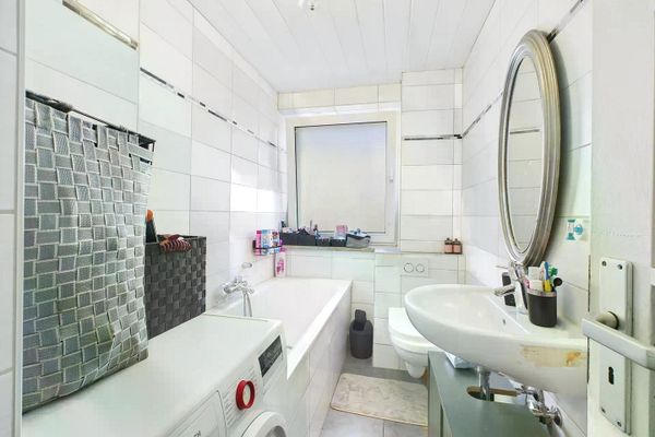 Renovated 2-room apartment in Hof: 50 m², modern bathroom, without fitted kitchen