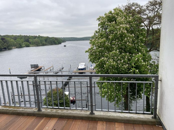 Helle möblierte Dreizimmerwohnung am Jungfernsee – Balkon
