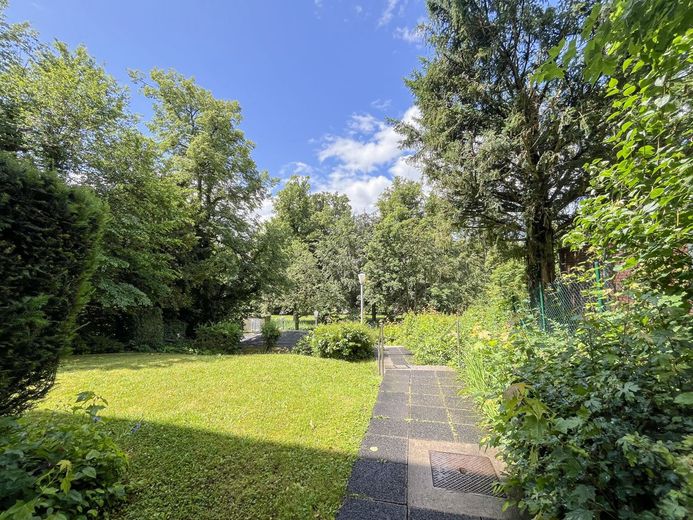 Seltene Gelegenheit!
Nerotal: 116 m² in bester Lage von Wiesbaden! 3 Zi, 2 Bäder, 2 Balkone, Garage – Grünfläche