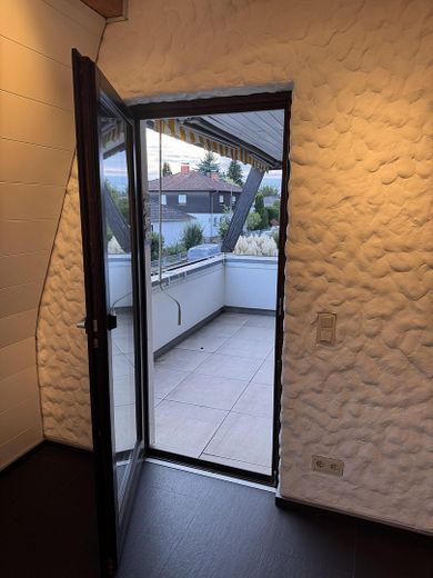 Stilvolle Maisonettewohnung mit Balkon und Stellplatz in Nidderau-Heldenbergen – Foto 6