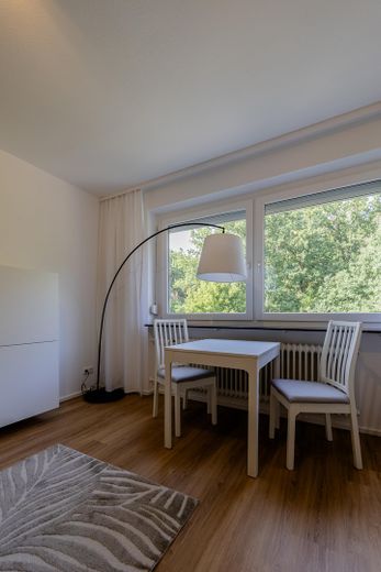 Möbliertes Zimmer auf Zeit in Berufstätigen-WG – Zimmer Esstisch