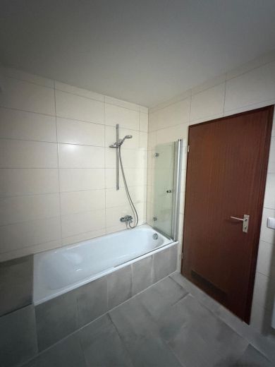 Komisyonsuz! Balkonlu ve EBK'li, tamamen mobilyalı, çekici ve yenilenmiş 2,5 odalı daire – Bad