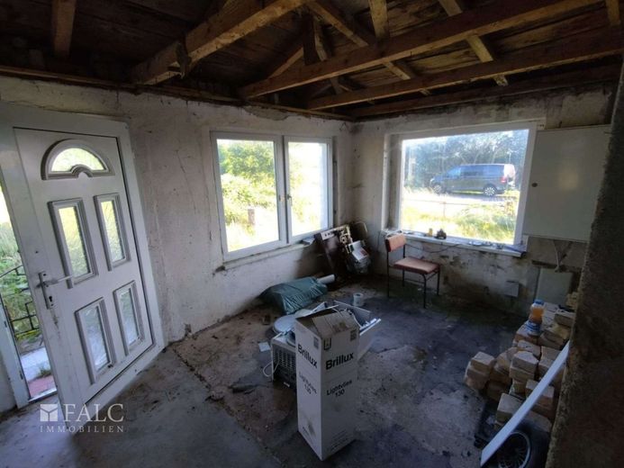Raum für Visionen: Ihr Sanierungsprojekt mit Entwicklungspotenzial in idyllischer Lage – Foyer