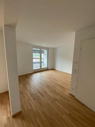 Lichtdurchflutete Neubau 3,5-Zimmer Maisonettewohnung: Loft-Charakter in zentraler Lage – Offener Wohnraum 1. OG