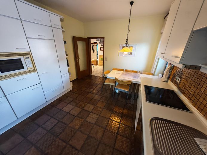 Raumwunder mit Einliegerwohnung & Doppelgarage - provisionsfrei - Erbpacht – Küche