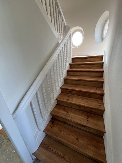 Sanierte Doppelhaushälfte mit Altbau-Charme in Jünkerath (Vulkaneifel) – Treppenaufgang zur 1. OG