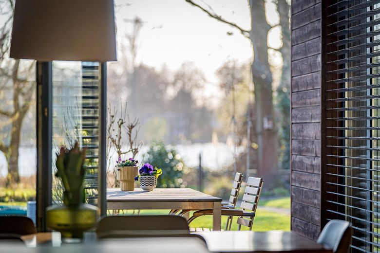 Essbereich mit Seeblick