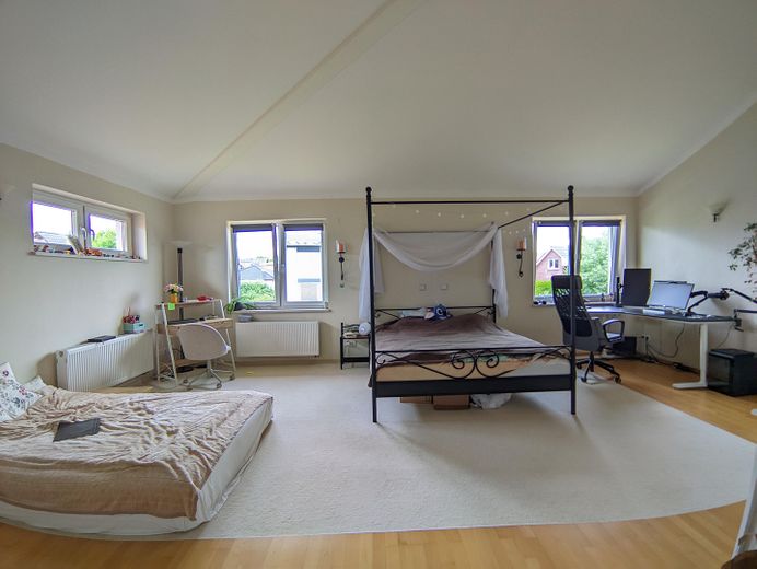 236 m² woonoppervlak + zelfstandige woning, 735 m² perceel – ruime woning in Wolfsburg-Kästorf – Perspektivwechsel Suite Zimmer