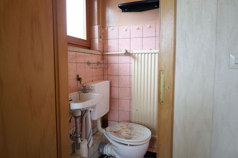 139 qm | 7 Zimmer | 2 Balkone | Reihenendhaus für 125.000 € – 2. OG Dusche u. WC Foto 1