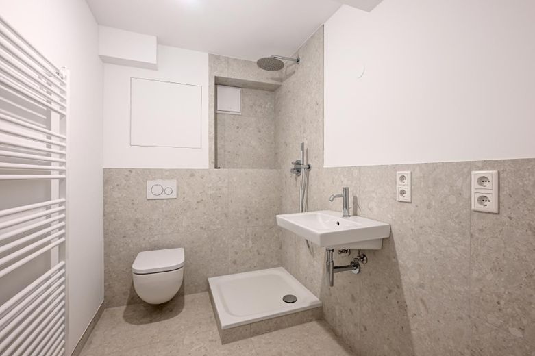 Energetisch saniertes Haus - Ruhige 2,5-Zimmer Wohnung im Hochparterre in der Maxvorstadt – Bad