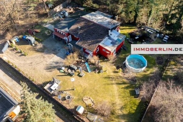 IMMOBERLIN.DE - Bajeczny bungalow ze słonecznym ogrodem i garażem w zalesionej okolicy