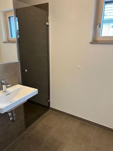 5-room apartment in an eco-friendly timber house – Gästebad Ebene 1
