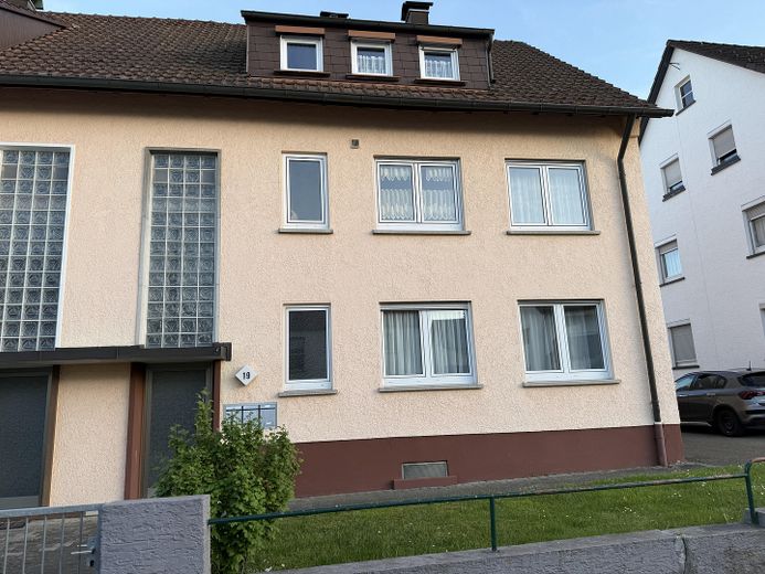 Frisch renovierte 3 Zimmer Wohnung Dachgeschoss nahe Stadtpark zur Erholung für Familen und Paare – Haus