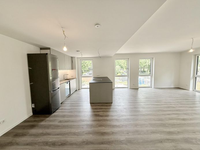 Stadtnah & naturnah: moderne, energieeffiziente 2-Zimmer-Neubauwohnung nahe Hamburg mit Smart Home – Wohnbereich und Küche