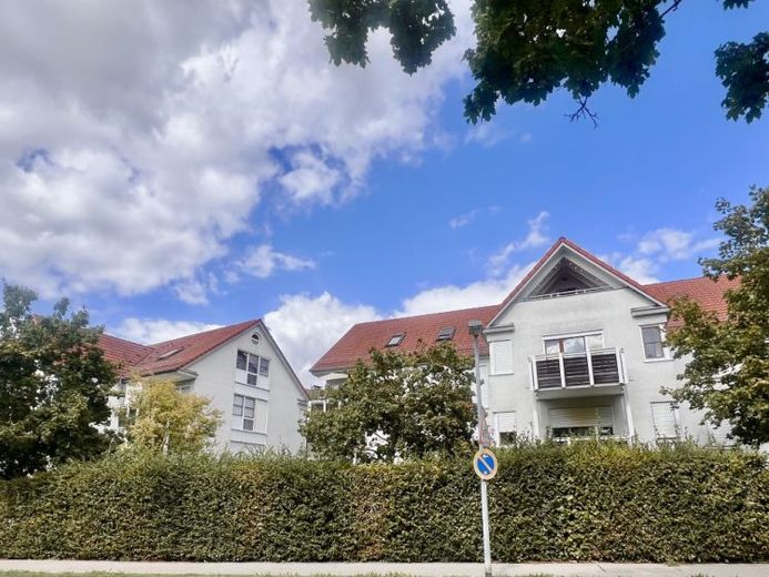 Affascinante appartamento al piano terra di 2 locali con porzione di giardino privata e posto auto in autorimessa interrata – Foto 1