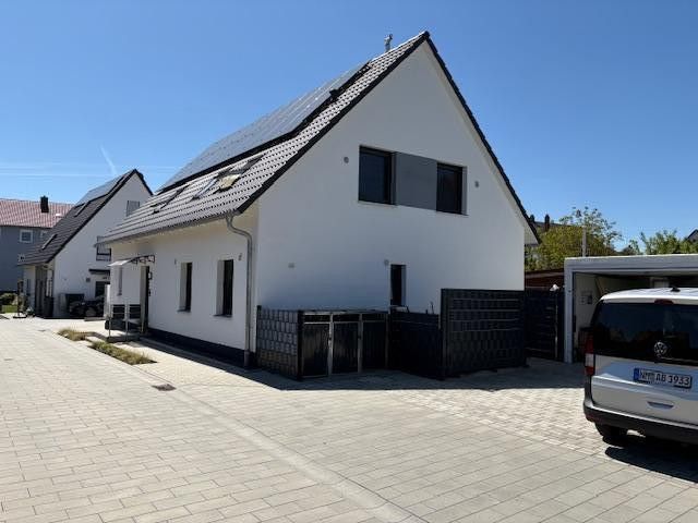 3,5 Zimmer DG- ETW im neuw. 2-FH, 91220 Schnaittach  EB 11/23 incl. Gartenanteil/Garage uvm. – Garagenzufahrt, Müllboxen
