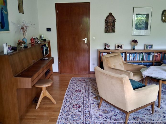 Bungalow im Grünen - provisionsfrei – Wohnzimmer mit Tür zum Flur