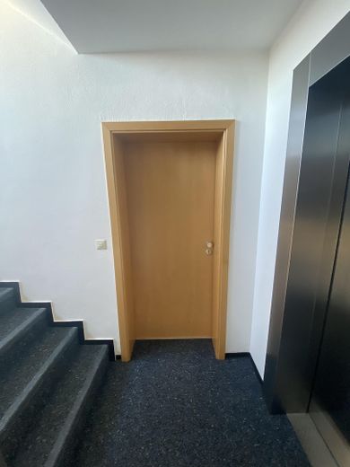 Wohnungstür mit Aufzug