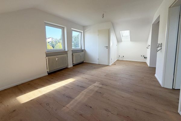 Piso de 2 habitaciones en ático, completamente renovado, con plaza de aparcamiento en Oberstenfeld