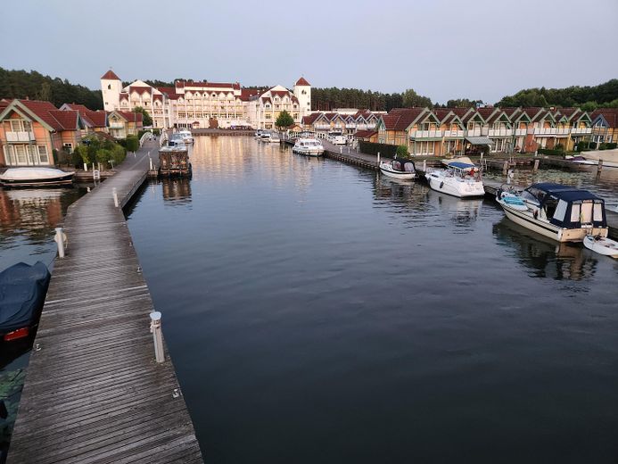 Ferienhaus mit eigenem Bootsliegeplatz – Hotel m. Gästehafen