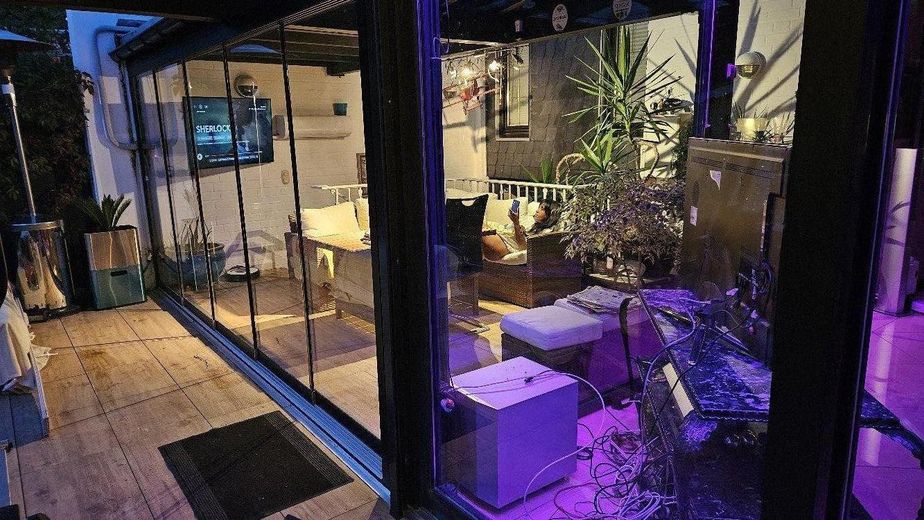 Modernisiertes Maisonette-Reihenhaus mit PV-Anlage, Marmorbad & Sommergarten – Sommergarten mit Klimaanlage