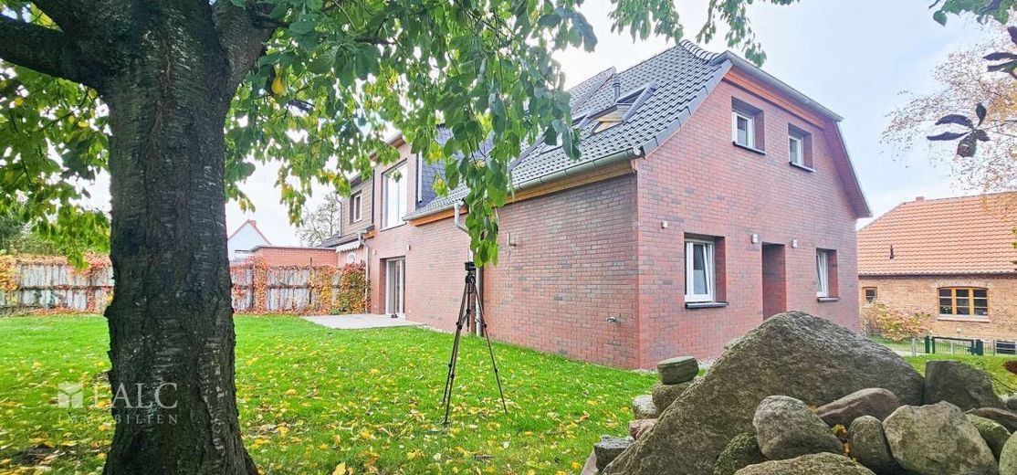 Doppelhaushälfte komplett hochwertig Kernsaniert – Rück-Giebelansicht