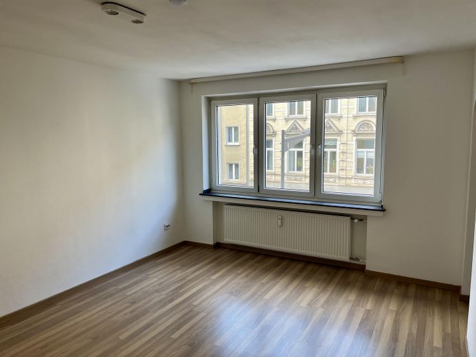 KÖLN-SÜDSTADT; LICHTDURCHFLUTETES 1 ZIMMER-APARTMENT – Wohn-/Schlafbereich