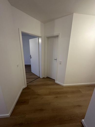 Kernsanierte 3-Zimmer-ETW, 2 Stellplätze, 900 € Kaltmiete, Provisionsfrei – Flur