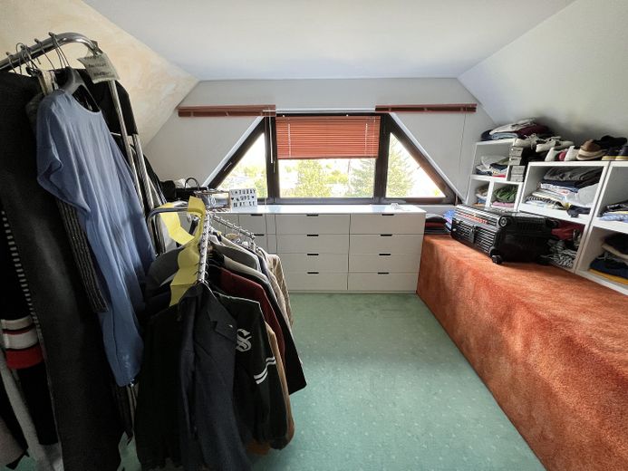 NEU! Ikonische, lichtdurchflutete Landhaus Villa mit Einliegerwohnung & mögl. Grundstkserweiterung – Ankleide / Ki.zimmer / Büro