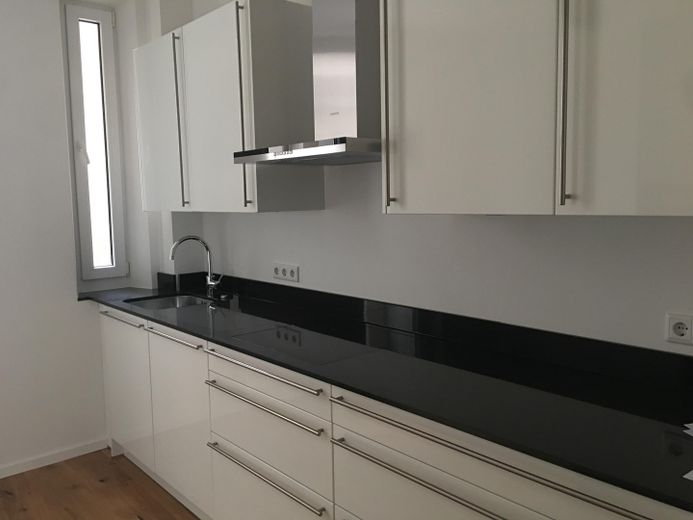 Stilvoll kernsanierte 4-Zi-Altbau-Wohnung – Einbauküche 
